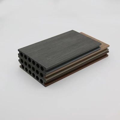 Decking compuesto hueco gris oscuro de WPC que enarena los tableros de cubierta compuestos capsulados