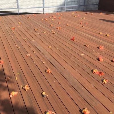 El Decking de la madera de Wpc de la haya de 146 x de 22m m recicló la madera compuesta sólida al aire libre